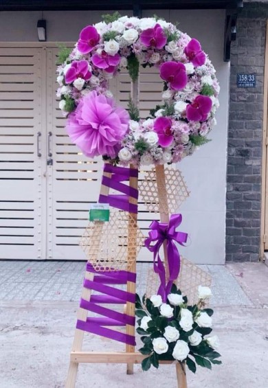 Beautiful condolence flower shelf in Hai Phong city